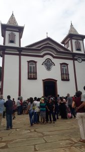 Populacao em frente a Igreja Matriz de Nossa Senhora da Conceição